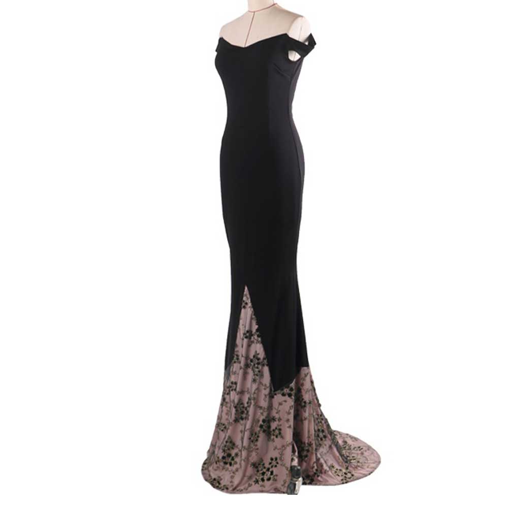A Floor-Length Black Banquet Dress with An Off-The-Shoulder Gown